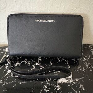NWOT Michael Kors Black Wristlet Clutch With Snap Closure Phone Compartment